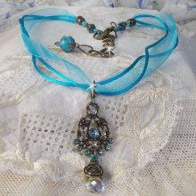 Collar con colgante Lady in Blue montado con cristales de Swarovski, espaciadores de flores, copas de follaje y cintas