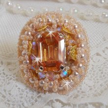 Anillo Idylle Beauty bordado con cristales de Swarovski, cabujón y perlas