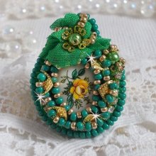 Precioso anillo de Esmeralda con un cabujón de cerámica de una rosa amarilla y verde