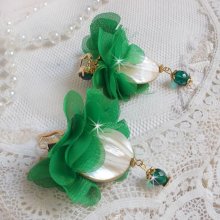 BO Belle Emeraude creado con hermosas perlas curvadas y flores en tela verde y traviesas