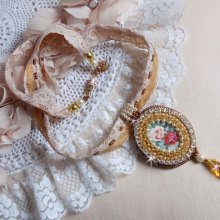 Collar con colgante Reflets de Rosée, perlas nacaradas, cristal de Swarovski y encaje.
