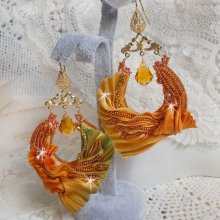 BO Rumba bordada con cristales Swarovski, facetas, perlas y separadores sobre una cinta de seda (Shibori)