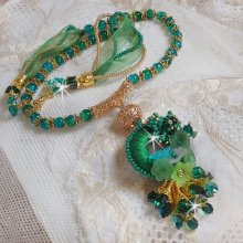 Collar Iris verde bordado con algodón DMC verde esmeralda, cristales Swarovski, cuentas de resina y cuentas de semillas