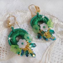 BO Green Iris bordado con algodón DMC verde esmeralda y gotas de cristal Swarovski