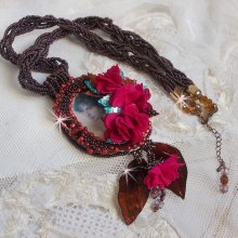Collar colgante Belle Hélène Haute-Couture con flores de tela y hojas de nácar