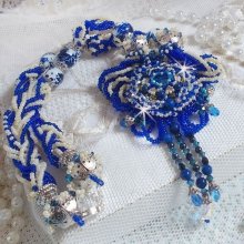 Collar Lotus Flowers bordado con perlas venecianas azul Capri/blanco y cristales de Swarovski