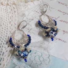 Flores de loto BO montadas con cuentas venecianas azul Capri/blanco y conectores de candelabro de media luna