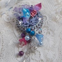 Broche de alta costura Mademoisellle Bluse bordado con cristales de Swarovski, perlas, flores de Lucite y preciosas cuentas de rocalla