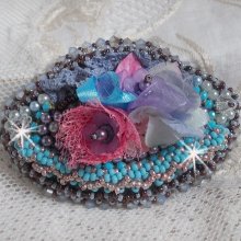 Pinza para el pelo Mademoiselle Bluse Haute-Couture bordada con encaje gris perla, perlas redondas, flores Lucite y cuentas de colores