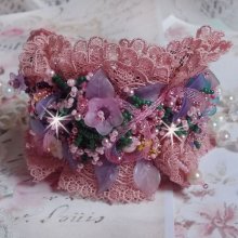 Pulsera puño Jardin Poétique bordada con encaje Old Rose Antique, cristales Swarovski, accesorios chapados en oro de 18 y 24 quilates, nácar, perlas y rocallas