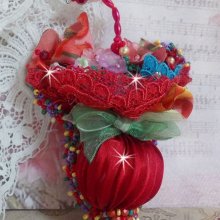 Broche Paraguas Rubí bordado con cinta de seda roja, cristales de Swarovski, flores de Lucite, cuentas de cristal de Bohemia y rocallas