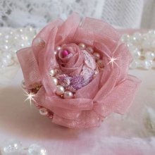 Anillo Douceur Poudrée Haute-Couture creado con encaje muy fino, cinta de organza Old Rose Antique, cristales de Swarovski y cuentas de rocalla Miyuki.