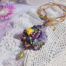 Colgante Lady Romantic bordado con encaje púrpura, accesorios chapados en oro, cuentas de semillas Miyuki, cuentas de calidad variada