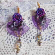 BO Lady Romantique bordado con flores de campana, cabujones de rosa, cristales PureCrystal, cadena chapada en oro y cinta de organza