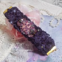 Pulsera brazalete Lady Romantic bordada con cuentas de semillas sobre tela de lino rosa con encaje púrpura de los años 50 y cristales