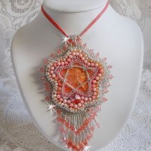 Collar con colgante de coral bordado con una estrella de metal y perlas cultivadas 