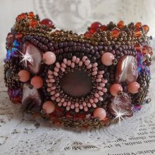 Brazalete de topacio bordado con un disco nacarado de caoba, amatista, coral rosa claro, cristales de Swarovski y rocallas