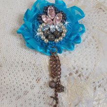 El broche Belle Epoque Haute-Couture está bordado con cristales de Swarovski, perlas redondas, dijes, cinta y cuentas de rocalla