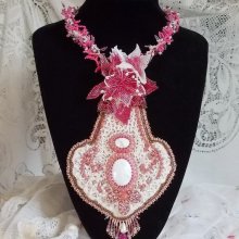 Collar Lirio Rosa con gema Howlita blanca, cuentas de semillas, encaje y abalorios varios Estilo Alta Costura
