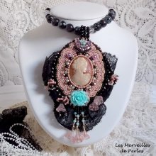 Collar colgante Marquesa bordado con perlas nacaradas, un encaje muy bonito, una joya suntuosa 