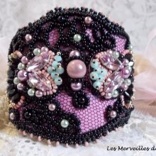 Pulsera puño marquesa bordada con cristales de Swarovski, encaje negro antiguo de 1950, perlas de agua dulce y rocallas