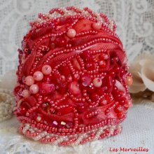 Pulsera brazalete Coralie bordada con coral rojo, rosa claro y rocallas