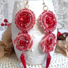 BO Coralie bordada con piedras semipreciosas de coral, cristales de Swarovski, cuentas de rocalla y ganchos de oro de 14 quilates