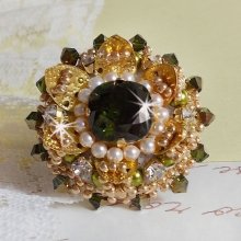 Anillo L'Oiseau des Iles Oro Verde bordado con cristales de Swarovski, chatones, perlas y rocallas