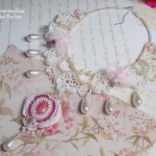 Collar victoriano Valmont bordado con encaje marfil, cuentas de perlas y cristales de Swarovski