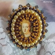 Anillo Mme de Pompadour bordado con perlas nacaradas, cristal Swarovski, una seducción muy bella