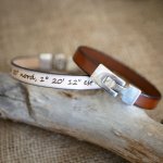 Pulsera de piel mixta con cierre en T grabado en el color que elija