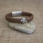 Pulsera cuero marrón trenzado hombre cierre acero cepillado magnético