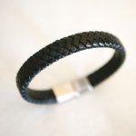 Pulsera de caballero de cuero negro con cierre magnético de acero cepillado