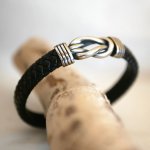 Pulsera de piel negra con nudo celta y cierre magnético de acero