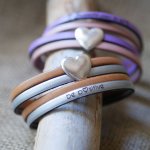 Pulsera doble de cuero en dúo con corazón de plata personalizable mediante grabado