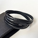 Bracelet en cuir noir double tour avec fermoir magnétique.