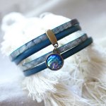 Pulsera doble de cuero en dúo decorada con un cabujón de escamas de sirena 