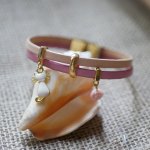 Pulsera dúo de cuero con gato dorado y colgantes rosas 