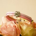 Pulsera dúo de cuero con diseño floral para personalizar 