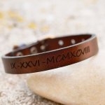 Pulsera de cuero grabada para hombre marrón oscuro con hebilla plateada para personalizar