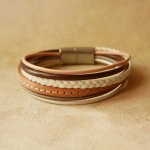 Pulsera brazalete de cuero para mujer en tonos beige