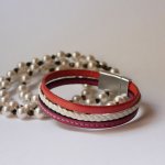 Pulsera de cuero trenzado blanco y coral