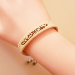 Pulsera Florâme de plantas con cinta Ava liberty sobre corcho blanco