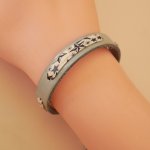 Pulsera Florâme con lazo liberty estrellas azules sobre cuero celeste