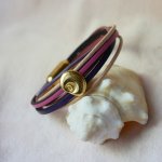 Pulsera de eslabones múltiples en pieles melocotón y malva con adorno de concha dorada