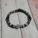 Pulsera de hombre con cruz, hematites y perlas grises