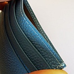 Tarjetero de piel azul claro