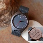 Reloj con esfera de madera de nogal sobre piel negra para personalizar