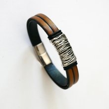 Pulsera de cuero marrón con forro metálico trenzado y cierre magnético
