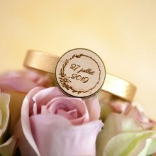 Pulsera de cuero con cabujón de madera grabado engastado en bronce